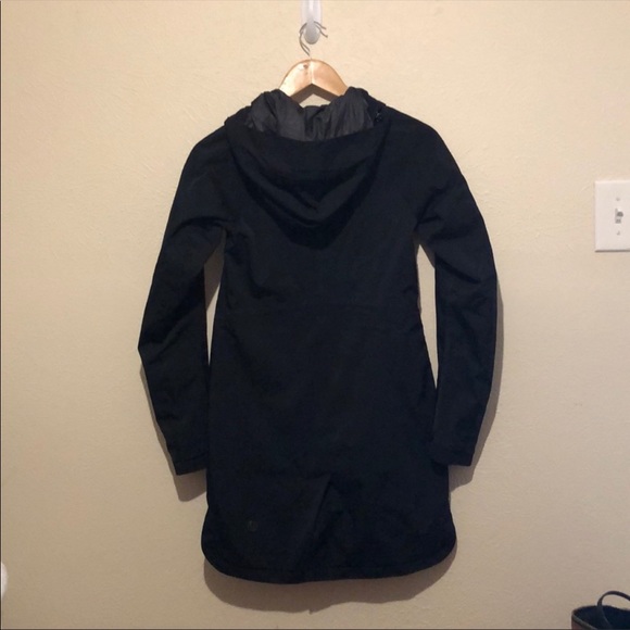 Lululemon definitely raining rain jacket - Picture 2 of 10